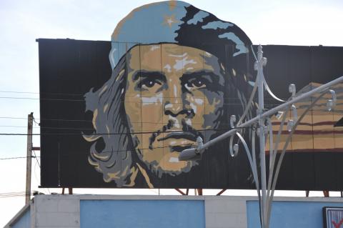 Havanna - An der Fassade des Innenministeriums ist riesengroß das Bild von Che Guevara zu sehen, das auch nachts beleuchtet wird - (c) Gabi Dräger