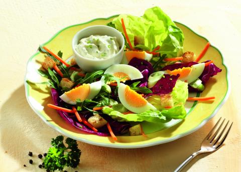 Frischer Frühlingssalat mit Knoblauch-Croutons - (c) Wirths PR Frischer Frühlingssalat mit Knoblauch-Croutons - (c) Wirths PR