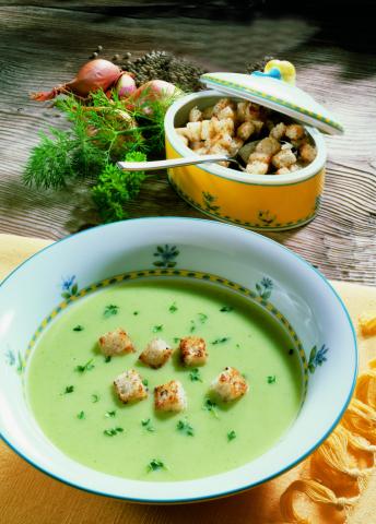 Frühlingsfrische Kräutersuppe mit Joghurt - (c) Wirths PR