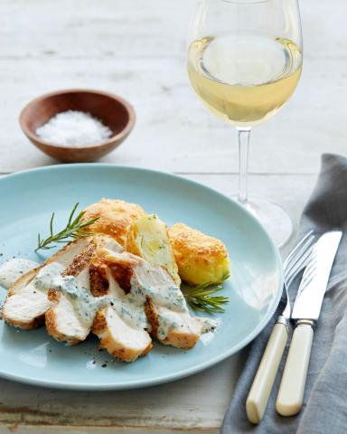 Gebratene Hähnchenbrust mit „Yukon Gold“-Kartoffelplätzchen und einer Rosmarin-Olivenöl-Sauce - (c) California Wines Gebratene Hähnchenbrust mit „Yukon Gold“-Kartoffelplätzchen und einer Rosmarin-Olivenöl-Sauce - (c) California Wines