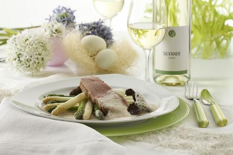 Gebratener Kalbsrücken mit Morchelrahm und grünem sowie weißem Spargel - (c) Deutsches Weininstitut Gebratener Kalbsrücken mit Morchelrahm und grünem sowie weißem Spargel - (c) Deutsches Weininstitut