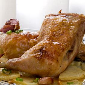 Gebratenes Huhn mit Kräutern an Wurzelgemüse - (c) California Wines Gebratenes Huhn mit Kräutern an Wurzelgemüse - (c) California Wines