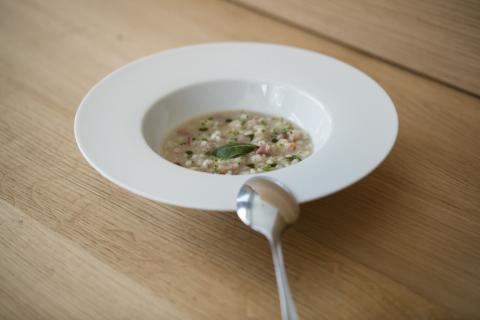 Bodenständig, regional, lecker – Gerstensuppe gehört laut Küchenchef Markus Auer unbedingt auf die Speisekarte des Naturhotel Leitlhof in Südtirol – © Büro Rabensteiner Bodenständig, regional, lecker – Gerstensuppe gehört laut Küchenchef Markus Auer unbedingt auf die Speisekarte des Naturhotel Leitlhof in Südtirol – © Büro Rabensteiner