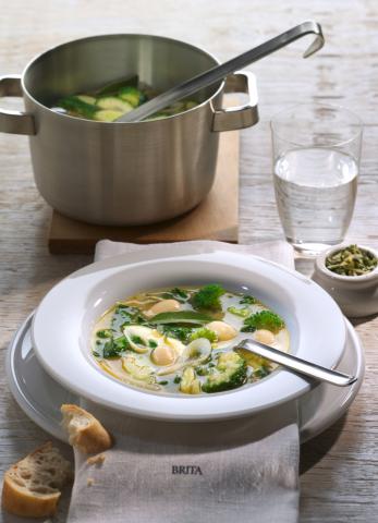 Grüne Minestrone mit Basilikum-Gremolata - (c) BRITA Filtersysteme Grüne Minestrone mit Basilikum-Gremolata - (c) BRITA Filtersysteme