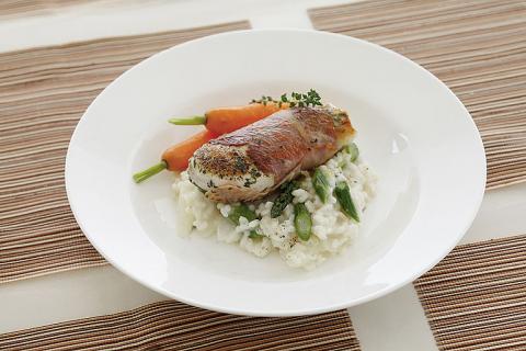 Hähnchenbrust im Schinkenmantel, glacierte Frühmöhrchen und Risotto vom Nieschützer Spargel und Goldriesling - (c) Deutsches Weininstitut Hähnchenbrust im Schinkenmantel, glacierte Frühmöhrchen und Risotto vom Nieschützer Spargel und Goldriesling - (c) Deutsches Weininstitut