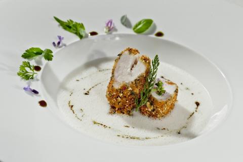 Rahm-Brotsuppe mit Kaninchen in Kürbiskernkruste - (c) Werner Krug mit freundlicher Genehmigung der Gemeinschaft Steirisches Kürbiskernöl g.g.A. Rahm-Brotsuppe mit Kaninchen in Kürbiskernkruste - (c) Werner Krug mit freundlicher Genehmigung der Gemeinschaft Steirisches Kürbiskernöl g.g.A.