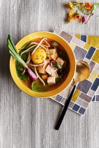 Miso-Suppe mit Ei & Tofu - (c) Le Creuset Miso-Suppe mit Ei & Tofu - (c) Le Creuset