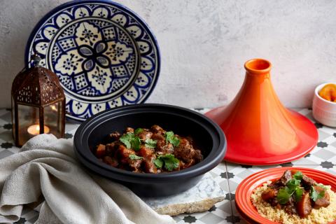 Lamm-Aprikosen-Tagine - das Kochen in der Tagine erhält die vollen Aromen - (c) Le Creuset