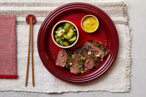 Rindfleisch mit scharfem Senf und Gurkenstückchen - ein Rezept aus dem Land der aufgehenden Sonne - (c) Le Creuset Rindfleisch mit scharfem Senf und Gurkenstückchen - ein Rezept aus dem Land der aufgehenden Sonne - (c) Le Creuset