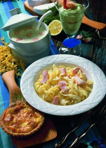 Camenbert-Tartes mit Räucherlachs, Bandnudeln mit Lachs und Avocadocreme - (c) www.ostermenue.de