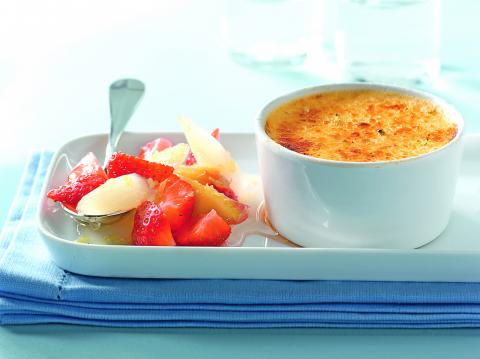 Limonen-Crème-Brûlée mit Spargel-Erdbeer-Salat - (c) Deutsches Weintor/Wirths PR