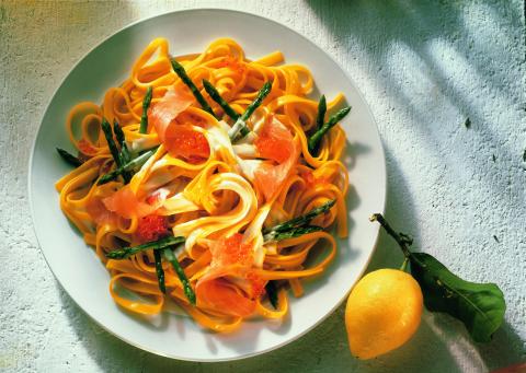 Linguine mit Spargelspitzen und Lachsstreifen - (c) Wirths PR Linguine mit Spargelspitzen und Lachsstreifen - (c) Wirths PR