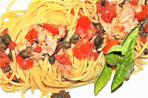 Tomatensauce mit Kapern (Rezept von „I sapori eoliani“) - Nicoletta De Rossi Tomatensauce mit Kapern (Rezept von „I sapori eoliani“) - Nicoletta De Rossi