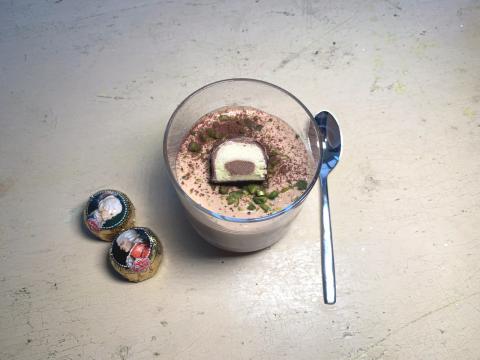 Die Mozart-Mousse mit Nougat, Pistazien und den Mozart-Kugeln der Confiserie Reber aus Bad Reichenhall im Berchtesgadener Land lässt sich prima vorbereiten – © Sophie Oder Die Mozart-Mousse mit Nougat, Pistazien und den Mozart-Kugeln der Confiserie Reber aus Bad Reichenhall im Berchtesgadener Land lässt sich prima vorbereiten – © Sophie Oder