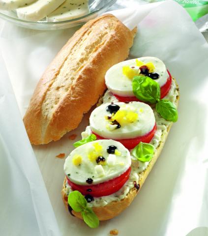 Mozzarella-Basilikum-Baguette mit Crema di Balsamico - (c) Wirths PR Mozzarella-Basilikum-Baguette mit Crema di Balsamico - (c) Wirths PR