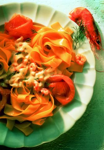 Nudelnestchen mit Kräuterlachs und Krabben in Weißwein-Dill-Sauce - (c) Wirths PR Nudelnestchen mit Kräuterlachs und Krabben in Weißwein-Dill-Sauce - (c) Wirths PR