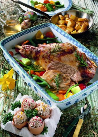 Gefüllte Kräutereier und Lammkeule in Rotweinmarinade - (c) www.ostermenue.de Gefüllte Kräutereier und Lammkeule in Rotweinmarinade - (c) www.ostermenue.de