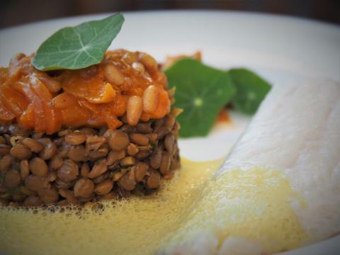 Curry-Dinkel-Linsen mit Zander, Aprikosen-Pinien-Röster und Curryschaum - (c) Jörg Bornmann Curry-Dinkel-Linsen mit Zander, Aprikosen-Pinien-Röster und Curryschaum - (c) Jörg Bornmann