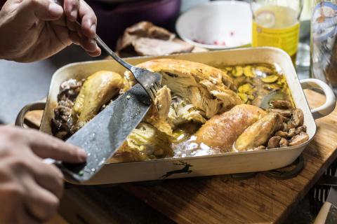 Masthähnchen mit Champignon-Maroni Füllung - <a href="https://www.thomas-rathay.de/" target="_blank">(c) Photodesign Thomas Rathay</a> Masthähnchen mit Champignon-Maroni Füllung - <a href="https://www.thomas-rathay.de/" target="_blank">(c) Photodesign Thomas Rathay</a>