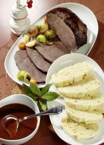 Rinderschmorbraten in Rotweinsauce mit böhmischen Serviettenknödeln - (c) Wirths PR Rinderschmorbraten in Rotweinsauce mit böhmischen Serviettenknödeln - (c) Wirths PR