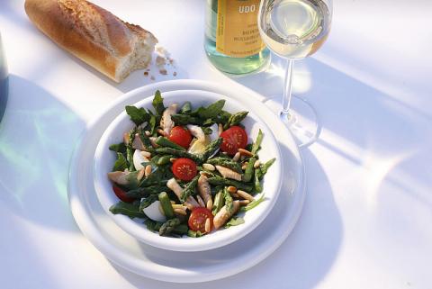 Rucola mit grünem Spargel und Putenbrustfilet - (c) Deutsches Weininstitut Rucola mit grünem Spargel und Putenbrustfilet - (c) Deutsches Weininstitut