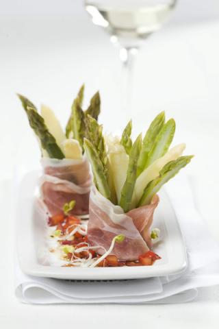 Spargel mit Schinken und Eiervinaigrette - (c) ÖWM/Ulli Kohl Spargel mit Schinken und Eiervinaigrette - (c) ÖWM/Ulli Kohl