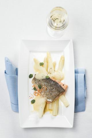 Spargel mit Alpenlachs und Fisch-Sahnesauce - (c) ÖWM/Ulli Kohl