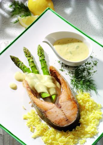Spargel mit Lachskotelett und Dill-Hollandaise - (c) Wirths PR Spargel mit Lachskotelett und Dill-Hollandaise - (c) Wirths PR