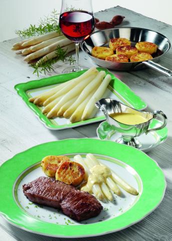 Spargel mit Rinderfilet, Kartoffelplätzchen und Bernaise - (c) Wirths PR