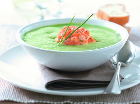 Spargelschaumsuppe mit Frühlingskräutern und Lachstatar - (c) Deutsches Weintor/Wirths PR Spargelschaumsuppe mit Frühlingskräutern und Lachstatar - (c) Deutsches Weintor/Wirths PR