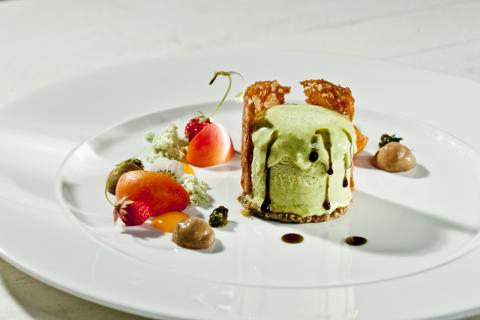 Geeiste Kernölcreme mit süßem Kürbiskernpesto, Marillen und Espressoschaum - (c) Werner Krug mit freundlicher Genehmigung der Gemeinschaft Steirisches Kürbiskernöl g.g.A. Geeiste Kernölcreme mit süßem Kürbiskernpesto, Marillen und Espressoschaum - (c) Werner Krug mit freundlicher Genehmigung der Gemeinschaft Steirisches Kürbiskernöl g.g.A.