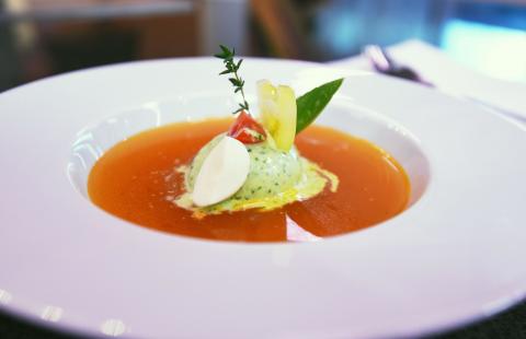 Tomaten-Essenz mit Rucola-Eiscreme - (c) mutti-parma.com Tomaten-Essenz mit Rucola-Eiscreme - (c) mutti-parma.com