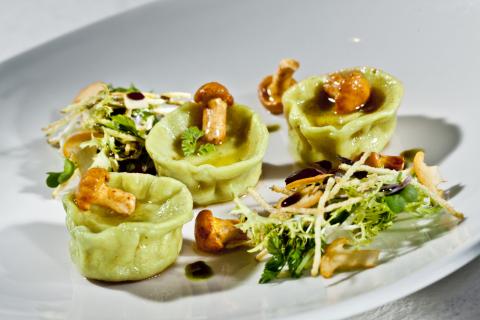 Eierschwammerlravioli mit Kräutersalat - (c) Werner Krug mit freundlicher Genehmigung der Gemeinschaft Steirisches Kürbiskernöl g.g.A. Eierschwammerlravioli mit Kräutersalat - (c) Werner Krug mit freundlicher Genehmigung der Gemeinschaft Steirisches Kürbiskernöl g.g.A.