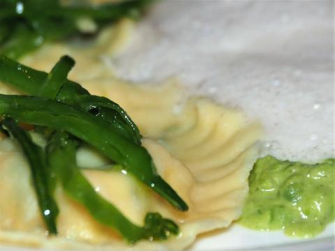 Tortellini mit Lachsfüllung, Erbsenpüree, Zuckerschotenstroh und Trüffelschaum - (c) Jörg Bornmann Tortellini mit Lachsfüllung, Erbsenpüree, Zuckerschotenstroh und Trüffelschaum - (c) Jörg Bornmann