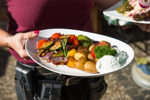 Konstanzer Wirtekreis - vegetarisches Hoernle-Essen mit Gemüse - (c) MTK/ChrisDanneffel Konstanzer Wirtekreis - vegetarisches Hoernle-Essen mit Gemüse - (c) MTK/ChrisDanneffel