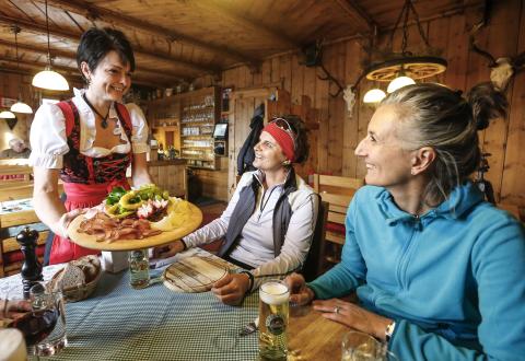 Genussurlaub in der Ferienregion Hall-Wattens - Einkehr auf der Berghütte - (c) hall-wattens.at Genussurlaub in der Ferienregion Hall-Wattens - Einkehr auf der Berghütte - (c) hall-wattens.at