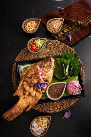 Meang Kum: Knuspriger roter Tilapia mit Betelblättern - (c) Suan Bua, Cetara Grand Central Plaza Ladprao Bangkok Meang Kum: Knuspriger roter Tilapia mit Betelblättern - (c) Suan Bua, Cetara Grand Central Plaza Ladprao Bangkok