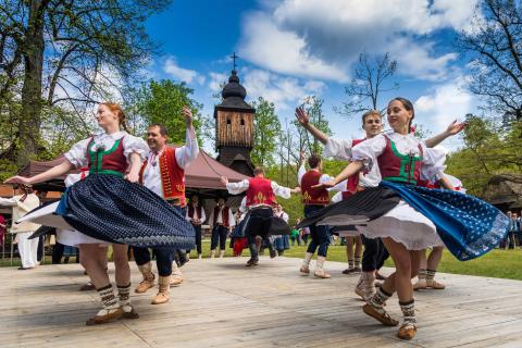 Tanz und Lebensfreude vor historischen Kulissen in der mährischen Slowakei: Ob Aprikosenfest oder Weinlese - gefeiert wird bei jeder Gelegenheit - (c) Herbert Barnehl Tanz und Lebensfreude vor historischen Kulissen in der mährischen Slowakei: Ob Aprikosenfest oder Weinlese - gefeiert wird bei jeder Gelegenheit - (c) Herbert Barnehl