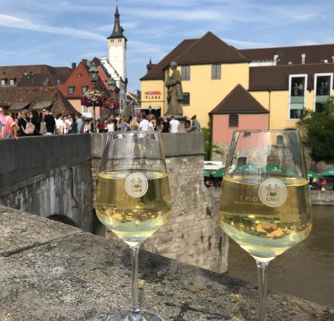 Ein Schoppen Frankenwein auf der Mainbrücke - (c) Eva-Maria Mayring Ein Schoppen Frankenwein auf der Mainbrücke - (c) Eva-Maria Mayring