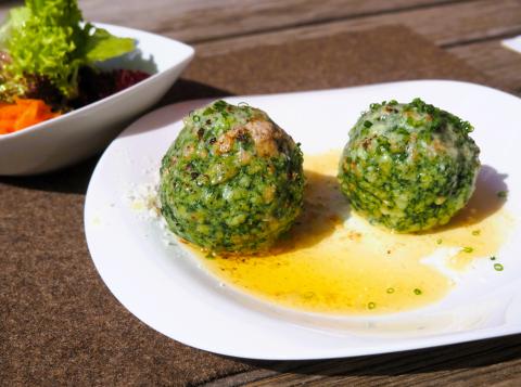 Brennessselknödel Kochkurs in Algund bei Hannes Schmider, Inhaber des Gasthaus Kienegg in Vellau - (c) Jörg Bornmann