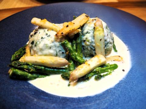 Spargelknödel mit Käsesauce - (c) Jörg Bornmann