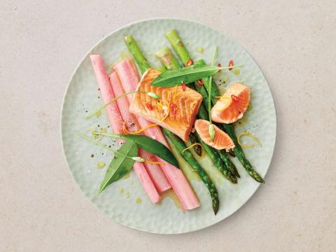 Lachs mit Rhabarber und Spargel - (c) DeutscheSee Fischmanufaktur Lachs mit Rhabarber und Spargel - (c) DeutscheSee Fischmanufaktur