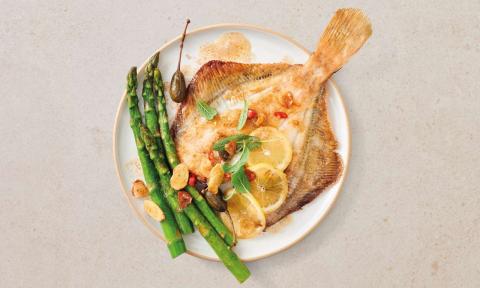 Gebratene Scholle in spicy Ingwer-Butter und grünem Spargel (c) DeutscheSee Fischmanufaktur Gebratene Scholle in spicy Ingwer-Butter und grünem Spargel (c) DeutscheSee Fischmanufaktur