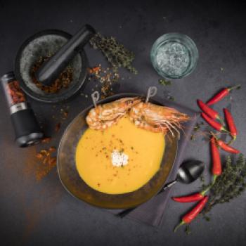 Karotten-Chili-Suppe mit gebratener Riesengarnele - <a href="https://www.genussfreak.de/karotten-chili-suppe-mit-gebratener-riesengarnele" target="_blank">zum Rezept</a> - (c) GEFU