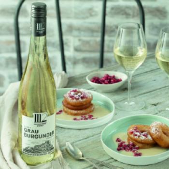 Apfelküchle mit leichter Weinschaumsoße und Granatapfelkernen mit Blanc de Noirs - (c) elfhundertzwölf