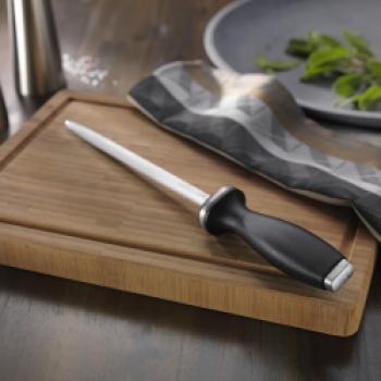 Scharfe Messer bringen nicht nur mehr Freude beim Kochen, sondern sind auch sicherer, da beim Schneiden weniger Kraft aufgewendet werden muss