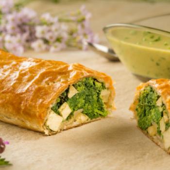 Wildspinat-Strudel mit Kernöl-Eiersoße - <a href="https://www.genussfreak.de/wildspinat-strudel-mit-kernoel-eiersosse" target="_blank">zum Rezept</a> - (c) Stefan Kristoferitsch mit freundlicher Genehmigung der Gemeinschaft Steirisches Kürbiskernöl g.g.A.