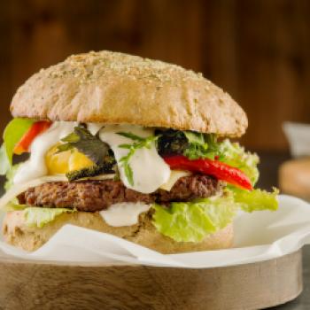 Steirischer Beef-Burger mit Ofengemüse - (c) Stefan Kristoferitsch mit freundlicher Genehmigung der Gemeinschaft Steirisches Kürbiskernöl g.g.A.
