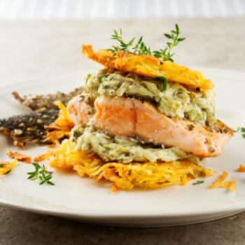 Röstitürmchen mit gebratenen Lachs und Steirischen Kürbiskernöltsatsiki - <a href="https://www.genussfreak.de/roestituermchen-mit-lachs" target="_blank">zum Rezept</a> - (c) Stefan Kristoferitsch mit freundlicher Genehmigung der Gemeinschaft Steirisches Kürbiskernöl g.g.A.