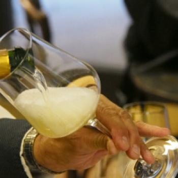 Mit der Ausbildung zum Sommelier erklimmt man neue Sprossen der Karriereleiter und gewinnt mit seinem Fachwissen den Respekt der Gäste, der Kollegen und natürlich auch den der Geschäftsleitung - (c) Jörg Bornmann